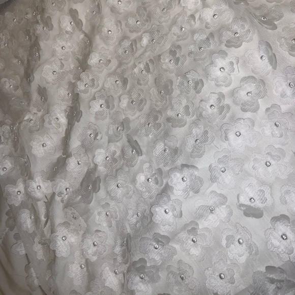 A NEW DAY: WHITE FLOWER SLEEVELESS SHIRT!!! - Picture 3 of 3